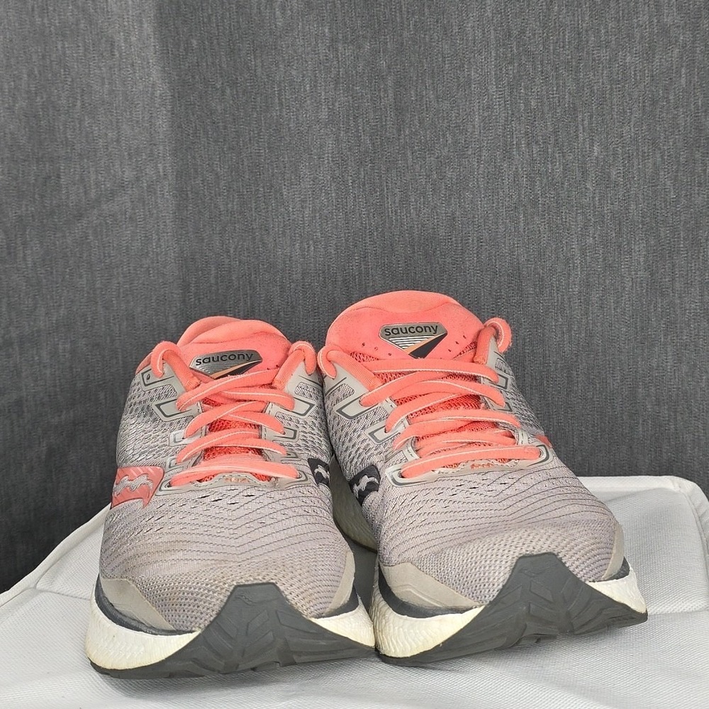 Saucony Women's Triumph 18 Moonrock Gray/Coral, S10596-30 Sz 7.5 Pre-owned